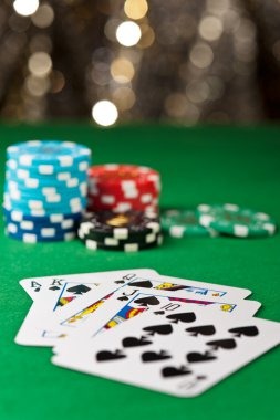 Bandar Poker betting interface showing fold, call, and raise buttons