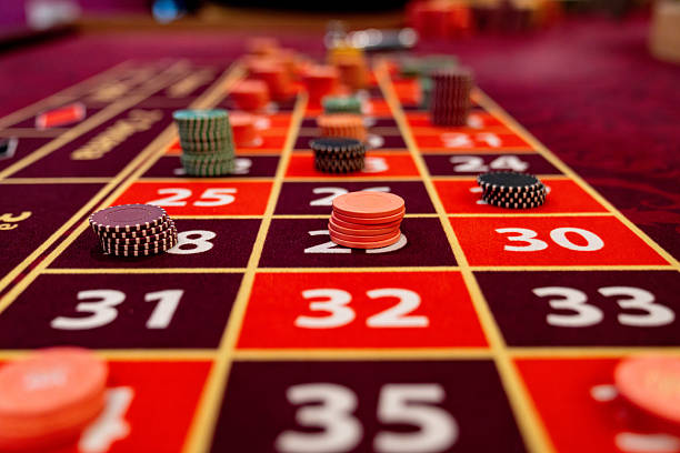 Sic Bo Dadu transparent dice shaker showing three dice outcome on indobet123 live-dealer table